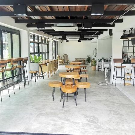 Stay Here Hostel チエンマイ エクステリア 写真